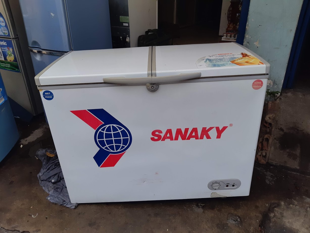  1. Đặc điểm của một địa chỉ thu mua tủ đông giá cao uy tín Để thanh lý tủ đông cũ được giá, không bị ép giá thì việc tìm kiếm một đơn vị thu mua uy tín là rất quan trọng. Vậy thế nào là một địa chỉ thu mua uy tín? Hãy cùng tìm hiểu một số đặc điểm dưới đây nhé Đơn vị thu mua có nhiều kinh nghiệm: Những đơn vị thu mua hoạt động nhiều năm sẽ có nhiều kinh nghiệm hơn so với những đơn vị mới. Đơn vị có kinh nghiệm sẽ biết rõ về loại tủ đông, tuổi thọ của tủ đông, tình trạng tủ và giá cả thu mua,... nên bạn có thể yên tâm về giá cả hơn khi thanh lý tủ đông cũ Có nhiều ưu đãi tốt: Các nơi thu mua uy tín thường sẽ có nhiều chế độ ưu đãi cho các bên như khuyến mãi cho khách hàng gồm tặng thưởng, các voucher giảm giá cho các lần mua hàng sau,... hay có hoa hồng cho bên giới thiệu Đội ngũ nhân viên tư vấn tận tâm: Ở những địa chỉ thu mua chuyên nghiệp thường sẽ có những nhân viên tư vấn tận tình. Họ sẽ giúp bạn kiểm tra tình trạng máy đồng thời sẵn sàng tư vấn cho bạn tại sao nên thanh lý tủ đông cũ. Giá thu mua cạnh tranh: Giá luôn là vấn đề mà khách hàng thanh lý tủ đông quan tâm hàng đầu bởi ai cũng mong muốn thu lại được lợi ích từ tủ đông cũ mà họ không sử dụng nữa. Những nơi thu mua chuyên nghiệp, có kinh nghiệm thường sẽ đưa ra mức giá thu mua cáo, cạnh tranh để có thể hài lòng khách hàng. 2. Ở đâu thu mua tủ đông cũ giá cao? Biết được nhu cầu thanh lý tủ đông cũ của khách hàng, Điện lạnh Tiến Lên giới thiệu dịch vụ thu mua tủ đông cũ giá cao của chúng tôi. Khách hàng thanh lý tủ đông cũ cho Tiến Lên sẽ được cam kết những vấn đề sau: Là một trong những địa chỉ thu mua chuyên nghiệp, uy tín, có nhiều năm kinh nghiệm thu mua tủ đông cũ, được nhiều khách hàng tin dùng Chuyên thu mua tủ đông cũ giá cao, giá cạnh tranh nhất thị trường Đội ngũ nhân viên tư vấn cùng kỹ thuật viên tận tâm, đảm bảo giúp bạn định giá đứng với tình trạng hư hỏng của thiết bị, cam kết không kì kèo hay ép giá khách hàng Thu mua tủ đông cũ tận nhà, khách hàng có nhu cầu thanh lý tủ đông cũ chỉ cần liên hệ qua hotline của Tiến Lên, chúng tôi sẽ nhanh chóng có mặt trong vòng 30’ để thu mua tủ đông cũ Thu mua tủ đông cũ mọi lúc, mọi nơi vào tất cả các ngày trong tuần, khách hàng có thể chủ động về thời gian Thu mua tủ đông cũ không kể số lượng. Đối với những khách hàng thanh lý tủ đông cũ số lượng lớn sẽ được mức giá ưu đãi hơn Có hoa hồng đối với những khách hàng giới thiệu dịch vụ thu mua Tiến Lên cho nhiều người khác Qua bài viết trên, chúng tôi hy vọng bạn đã bỏ túi được những thông tin hữu ích về dịch vụ thu mua tủ đông cũ của Điện lạnh Tiến Lên. Nếu bạn vẫn đang phân vân về ở đâu thanh lý tủ đông cũ giá cao thì hãy liên hệ ngay đến hotline 0914617089 để chúng tôi có thể tư vấn cho bạn nhé.