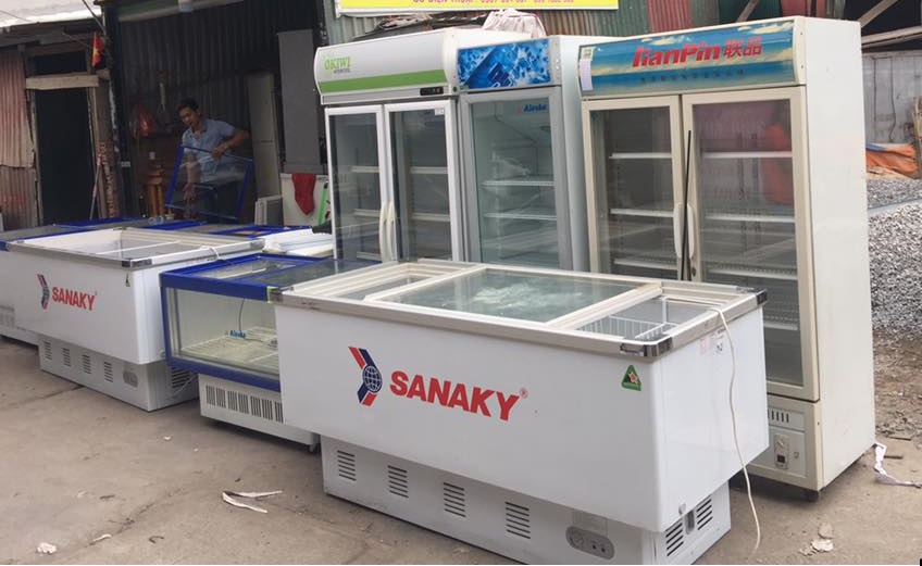  1. Đặc điểm của một địa chỉ thu mua tủ đông giá cao uy tín Để thanh lý tủ đông cũ được giá, không bị ép giá thì việc tìm kiếm một đơn vị thu mua uy tín là rất quan trọng. Vậy thế nào là một địa chỉ thu mua uy tín? Hãy cùng tìm hiểu một số đặc điểm dưới đây nhé Đơn vị thu mua có nhiều kinh nghiệm: Những đơn vị thu mua hoạt động nhiều năm sẽ có nhiều kinh nghiệm hơn so với những đơn vị mới. Đơn vị có kinh nghiệm sẽ biết rõ về loại tủ đông, tuổi thọ của tủ đông, tình trạng tủ và giá cả thu mua,... nên bạn có thể yên tâm về giá cả hơn khi thanh lý tủ đông cũ Có nhiều ưu đãi tốt: Các nơi thu mua uy tín thường sẽ có nhiều chế độ ưu đãi cho các bên như khuyến mãi cho khách hàng gồm tặng thưởng, các voucher giảm giá cho các lần mua hàng sau,... hay có hoa hồng cho bên giới thiệu Đội ngũ nhân viên tư vấn tận tâm: Ở những địa chỉ thu mua chuyên nghiệp thường sẽ có những nhân viên tư vấn tận tình. Họ sẽ giúp bạn kiểm tra tình trạng máy đồng thời sẵn sàng tư vấn cho bạn tại sao nên thanh lý tủ đông cũ. Giá thu mua cạnh tranh: Giá luôn là vấn đề mà khách hàng thanh lý tủ đông quan tâm hàng đầu bởi ai cũng mong muốn thu lại được lợi ích từ tủ đông cũ mà họ không sử dụng nữa. Những nơi thu mua chuyên nghiệp, có kinh nghiệm thường sẽ đưa ra mức giá thu mua cáo, cạnh tranh để có thể hài lòng khách hàng. 2. Ở đâu thu mua tủ đông cũ giá cao? Biết được nhu cầu thanh lý tủ đông cũ của khách hàng, Điện lạnh Tiến Lên giới thiệu dịch vụ thu mua tủ đông cũ giá cao của chúng tôi. Khách hàng thanh lý tủ đông cũ cho Tiến Lên sẽ được cam kết những vấn đề sau: Là một trong những địa chỉ thu mua chuyên nghiệp, uy tín, có nhiều năm kinh nghiệm thu mua tủ đông cũ, được nhiều khách hàng tin dùng Chuyên thu mua tủ đông cũ giá cao, giá cạnh tranh nhất thị trường Đội ngũ nhân viên tư vấn cùng kỹ thuật viên tận tâm, đảm bảo giúp bạn định giá đứng với tình trạng hư hỏng của thiết bị, cam kết không kì kèo hay ép giá khách hàng Thu mua tủ đông cũ tận nhà, khách hàng có nhu cầu thanh lý tủ đông cũ chỉ cần liên hệ qua hotline của Tiến Lên, chúng tôi sẽ nhanh chóng có mặt trong vòng 30’ để thu mua tủ đông cũ Thu mua tủ đông cũ mọi lúc, mọi nơi vào tất cả các ngày trong tuần, khách hàng có thể chủ động về thời gian Thu mua tủ đông cũ không kể số lượng. Đối với những khách hàng thanh lý tủ đông cũ số lượng lớn sẽ được mức giá ưu đãi hơn Có hoa hồng đối với những khách hàng giới thiệu dịch vụ thu mua Tiến Lên cho nhiều người khác Qua bài viết trên, chúng tôi hy vọng bạn đã bỏ túi được những thông tin hữu ích về dịch vụ thu mua tủ đông cũ của Điện lạnh Tiến Lên. Nếu bạn vẫn đang phân vân về ở đâu thanh lý tủ đông cũ giá cao thì hãy liên hệ ngay đến hotline 0914617089 để chúng tôi có thể tư vấn cho bạn nhé.