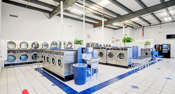 Thu máy giặt cũ ở tiệm giặt ủi