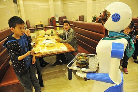 Robot phục vụ bàn ở nhà hàng ở Trung Quốc, sua may lanh, ban may lanh noi dia nhat, ban may nuoc nong cu gia re